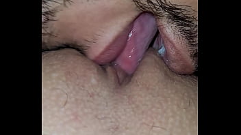 Homem fazendo sexo oral chupando sua bucets
