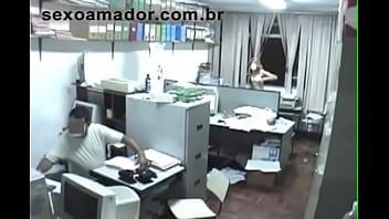 Empresa estala camera escondida e flagra sexo no trabalho