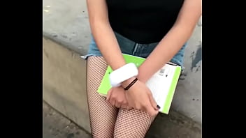 Novinha gostosinha que passa pela rua fazendo sexo por dinheiro