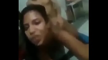 Mulher brasileira fazendo sexo anal na frente do corno marido