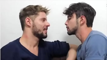 Sexo quente com beijos entre gays peludo e velho