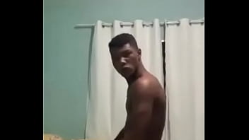 Sexo gay com novinho negro na sala