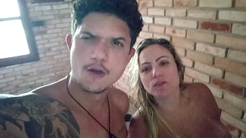 Vídeo de sexo com beijo grego em virgem