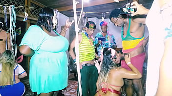 Reporter faz reportagen sobre sexo no carnaval