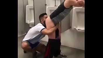 Sex gay em banheiro publico