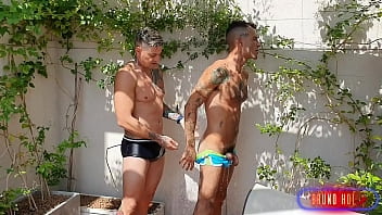 Sexo gay brasileiro comendo o culhado na piscina