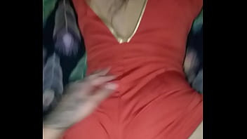 Mulher de vestido vermelho fazendo sexo com menino