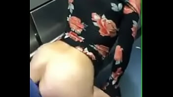 Perfeitor recebendo sexo oral no elevador