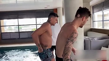 Sexo gay com o irmão na piscina