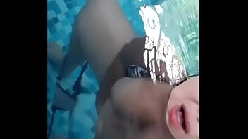 Novinha na piscina sexo
