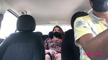 Sexo no uber e motorista vendo