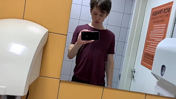 Sexo gay banheiro garoto lindo