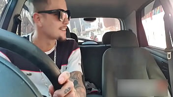 Sexo gay com carecas no carro