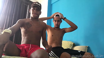 Sexo gay coroa experiente brasileiro comendo novinho