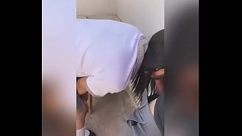Novinha fazendo sexo atras da escola