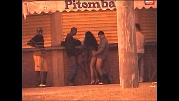 Cenas de sexo explícito ao público no palco