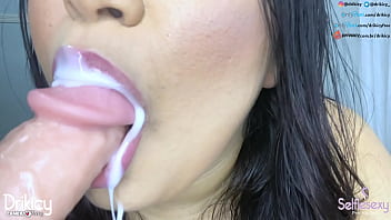 Brasileira fazendo melhor sexo oral e pede gozada na boca