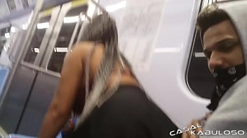 Casal e pego fazendo sexo no metro
