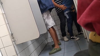 Garotinhos gays super novinhos em banheiro publico em sexo