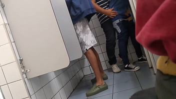 Sexo gay amador em banheiros publicos