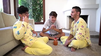 Exvideos gay 3 meninos fazendo sexo