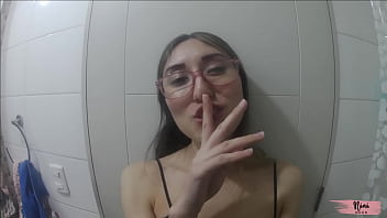 Uma massagista comeca a oferecer sexo secretamente