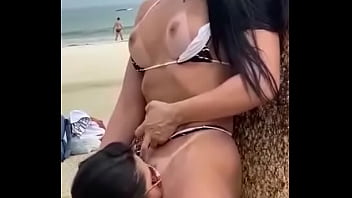 Sexo grupal e pegação na praia