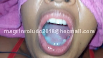 Adolecente fazendo sexo oral