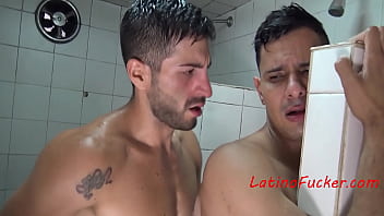 Sexo gay chuveiro anal