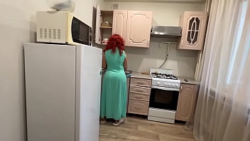 Mãe e filho na cozinha