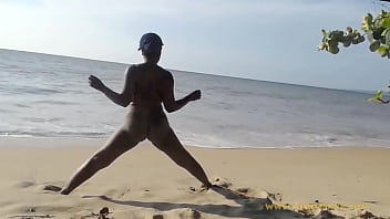 Mulher nua na praia sex