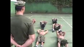 Sexo gay dotado com militares