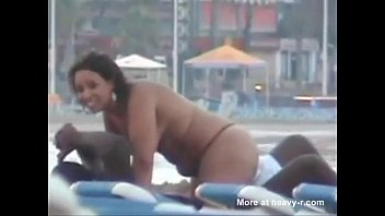 Video de sexo romântico em uma praia