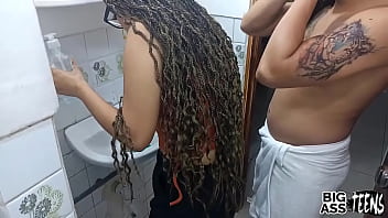 Sexo com gozo na buceta da teen