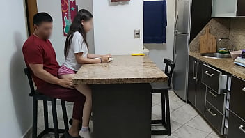 Tio fazendo sexo com a sobrinha na frente da familia