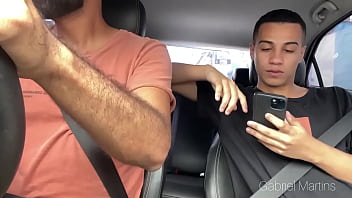 Novinho fazendo sexo no carro gay