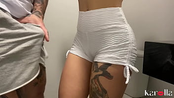 Novinha tesuda com tatuagens fazendo sexo com roludo