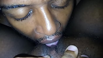 Homem fazendo sexo anal violento em putona