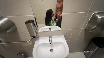 Sexo no shopping banheiro