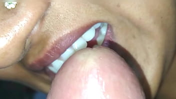 Enfiando a língua na buceta