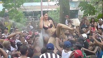 Mulher perde tapa sexo no carnaval