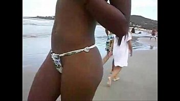 Gostosa fazendo sexo na praia na frente do corno