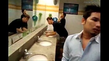 Homem fazendo sexo em banheiro gay