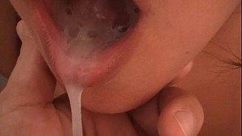 Enchendo a boca de pentelho fazendo sexo oral