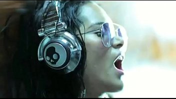 Cantora lança clip de musica que mostra sexo explicito