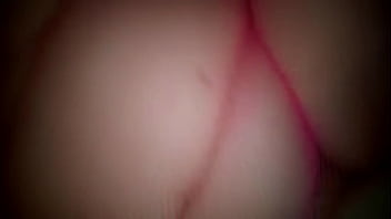 Travesti gozando na rua